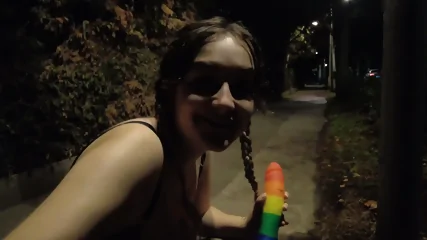 C'est la nuit mais Louise ne pense qu'a se masturber n'importe ou - Porno Pipe - Videos Gratuites en Streaming HD | Jeux de Rue
