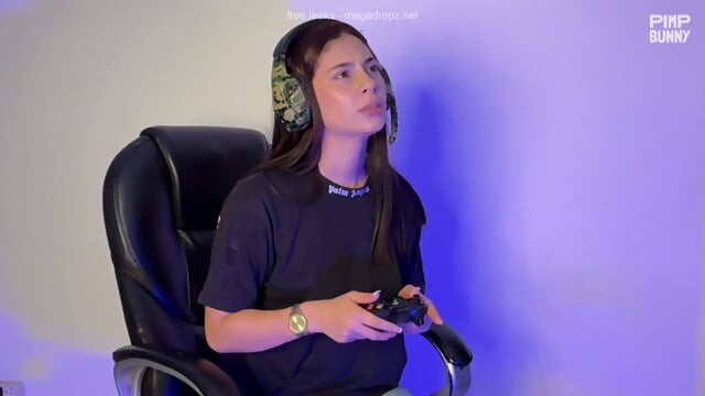 I Wet My Jeans While Playing With My Friends - Video Porno Gratuite HD | Jeux de Rue