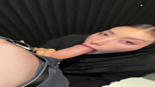 Arab Girl Gives Blowjob In Toilet Wearing Hijab - Cam Girls - Videos Webcam en HD | Jeux de Rue