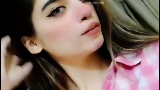 PAKISTANI BEAUTIFUL HOT GF MOANING,BF RUBBING DICK - Video Porno Gratuite HD | Jeux de Rue
